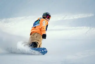 Snowboarder on front edge
